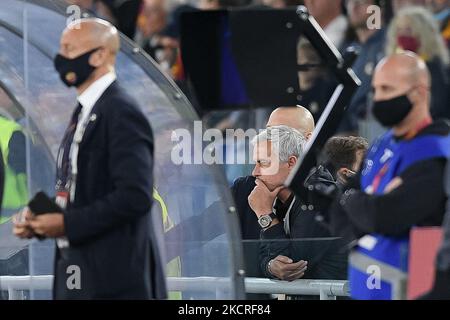 José’ Mouringho-Manager von AS Roma sieht das Spiel von der Tribüne aus, nachdem er während des Serie-A-Spiels zwischen AS Roma und SSC Napoli Calcio am 24. Oktober 2021 im Stadio Olimpico, Rom, Italien, eine rote Karte erhalten hatte. (Foto von Giuseppe Maffia/NurPhoto) Stockfoto