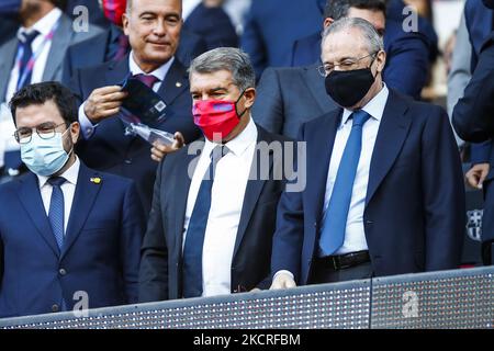 Joan Laporta Präsident des FC Barcelona und Florentino Perez Präsident von Real Madrid während des La Liga Santader-Spiels zwischen dem FC Barcelona und Real Madrid im Camp Nou Stadion am 24. Oktober 2021 in Barcelona. (Foto von Xavier Bonilla/NurPhoto) Stockfoto