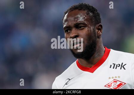 Victor Moses von Spartak Moscow schaut am 24. Oktober 2021 in der Gazprom Arena in Sankt Petersburg, Russland, während des Spiels der russischen Premier League zwischen dem FC Zenit Sankt Petersburg und dem FC Spartak Moscow zu. (Foto von Mike Kireev/NurPhoto) Stockfoto