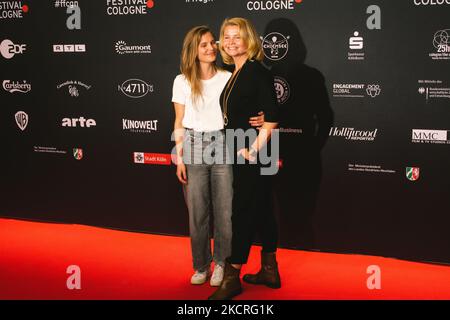 Schauspielerin Annette Frier und Leonie Juettendonk nehmen am 24. Oktober 2021 am Kölner Filmfestival filmpalast am Fotoanruf „KBV“ Teil (Foto: Ying Tang/NurPhoto) Stockfoto