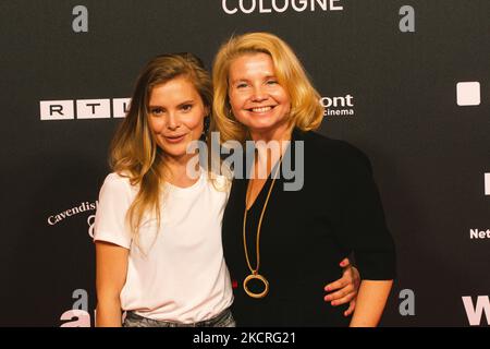 Schauspielerin Annette Frier und Leonie Juettendonk nehmen am 24. Oktober 2021 am Kölner Filmfestival filmpalast am Fotoanruf „KBV“ Teil (Foto: Ying Tang/NurPhoto) Stockfoto