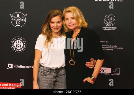 Schauspielerin Annette Frier und Leonie Juettendonk nehmen am 24. Oktober 2021 am Kölner Filmfestival filmpalast am Fotoanruf „KBV“ Teil (Foto: Ying Tang/NurPhoto) Stockfoto