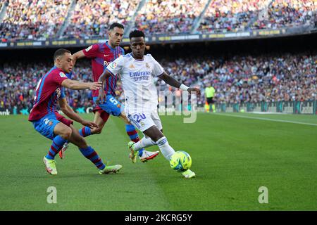 Sergino Dest, Sergio Busquets und Vinicius Jr während des Spiels zwischen dem FC Barcelona und Real Madrid, entsprechend der Woche 10 der Liga Santandere, gespielt im Camp Nou Stadium, am 24.. Oktober 2021, in Barcelona, Spanien. -- (Foto von Urbanandsport/NurPhoto) Stockfoto