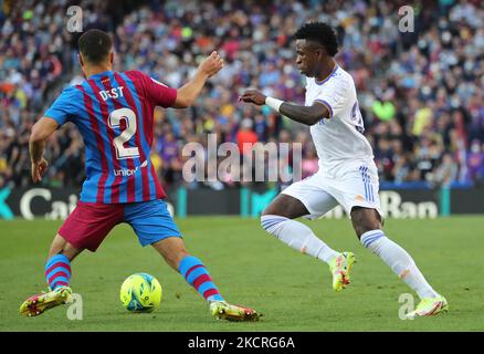 Sergino Dest und vinicius Jr während des Spiels zwischen dem FC Barcelona und Real Madrid, entsprechend der Woche 10 der Liga Santandere, gespielt im Camp Nou Stadium, am 24.. Oktober 2021, in Barcelona, Spanien. -- (Foto von Urbanandsport/NurPhoto) Stockfoto