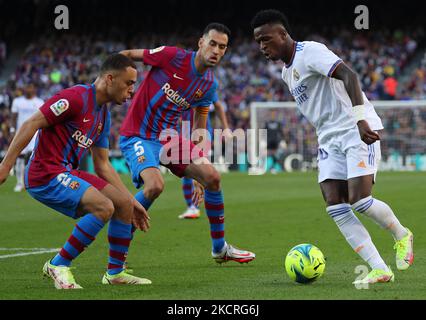 Vinicius Jr, Sergino Dest und Sergio Busquets während des Spiels zwischen dem FC Barcelona und Real Madrid, entsprechend der 10. Woche der Liga Santandere, gespielt im Camp Nou Stadium, am 24.. Oktober 2021, in Barcelona, Spanien. -- (Foto von Urbanandsport/NurPhoto) Stockfoto