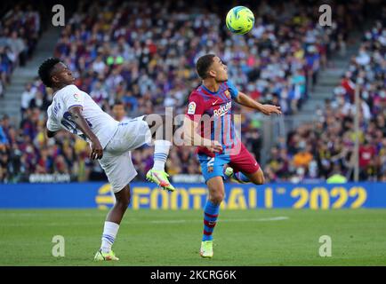 Vinicius Jr und Sergino Dest während des Spiels zwischen dem FC Barcelona und Real Madrid, entsprechend der 10. Woche der Liga Santandere, gespielt im Camp Nou Stadium, am 24.. Oktober 2021 in Barcelona, Spanien. -- (Foto von Urbanandsport/NurPhoto) Stockfoto