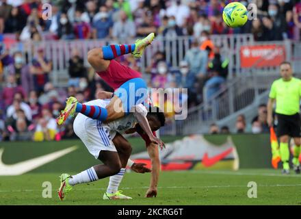 Vinicius Jr und Sergino Dest während des Spiels zwischen dem FC Barcelona und Real Madrid, entsprechend der 10. Woche der Liga Santandere, gespielt im Camp Nou Stadium, am 24.. Oktober 2021 in Barcelona, Spanien. -- (Foto von Urbanandsport/NurPhoto) Stockfoto