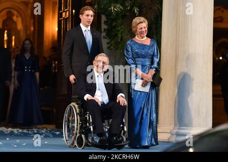 Prinz Konstantin Alexios (L), Königin Anne-Marie (R) und König Konstantin (sitzend) verlassen am 23. Oktober 2021 die Metropolitan Cathedral von Athen in Athen, Griechenland. (Foto von Nicolas Koutsokostas/NurPhoto) Stockfoto