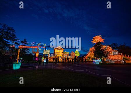 Beim Longleat Festival of Light gehen die Menschen bei der Eröffnung des diesjährigen Lichtfestivals an Illuminationen vorbei und feiern die wunderbaren Welten von Roald Dahl. Bilddatum: Freitag, 4. November 2022. Stockfoto