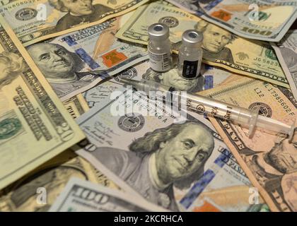 Ein illustratives Bild von US-Dollar-Banknoten, einer medizinischen Spritze und einer Impfstoffflasche. Am Montag, den 25. Oktober 2021, Kanada. (Foto von Artur Widak/NurPhoto) Stockfoto