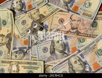 Ein illustratives Bild von US-Dollar-Banknoten, einer medizinischen Spritze und einer Impfstoffflasche. Am Montag, den 25. Oktober 2021, Kanada. (Foto von Artur Widak/NurPhoto) Stockfoto