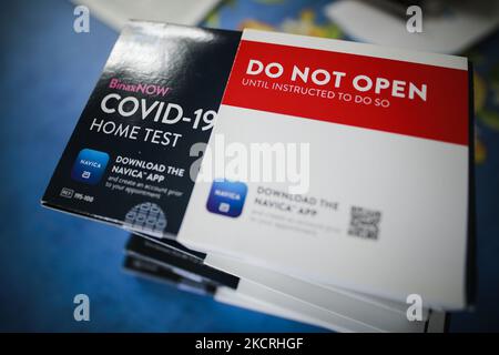 Im Bild: Ein Stapel von Abbott BinaxNOW COVID-19 Heimtests, die von United Airlines erhalten wurden und vor einer Woche internationaler Reisen am 25.. Oktober 2021 in Houston, Texas, gekauft wurden. (Foto von Reginald Mathalone/NurPhoto) Stockfoto