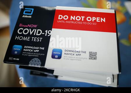 Im Bild: Ein Stapel von Abbott BinaxNOW COVID-19 Heimtests, die von United Airlines erhalten wurden und vor einer Woche internationaler Reisen am 25.. Oktober 2021 in Houston, Texas, gekauft wurden. (Foto von Reginald Mathalone/NurPhoto) Stockfoto