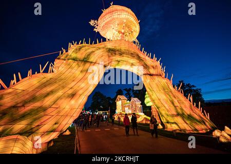 Beim Longleat Festival of Light gehen die Menschen bei der Eröffnung des diesjährigen Lichtfestivals an Illuminationen vorbei und feiern die wunderbaren Welten von Roald Dahl. Bilddatum: Freitag, 4. November 2022. Stockfoto