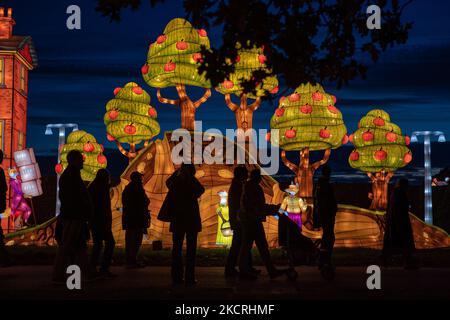 Bei der Eröffnung des diesjährigen Lichtfestivals, bei dem die wunderbaren Welten von Roald Dahl gefeiert werden, gehen die Menschen beim Longleat Festival of Light an fantastischen Mr Fox-Illuminationen vorbei. Bilddatum: Freitag, 4. November 2022. Stockfoto