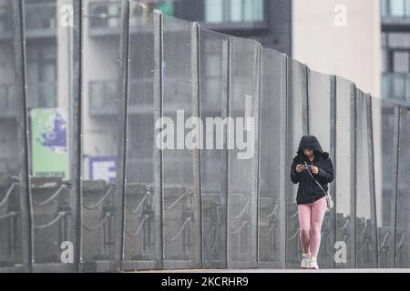 Ein Fußgänger überquert die Clyde Arc Bridge mit Blick auf den Scottish Event Campus am 1. September 2021 in Glasgow, Schottland. Der Scottish Event Campus IST einer der Austragungsorte des bevorstehenden Klimagipfels COP 26, der vom 1. Bis 12.. November in Glasgow stattfinden wird. (Foto von Ewan Bootman/NurPhoto) Stockfoto