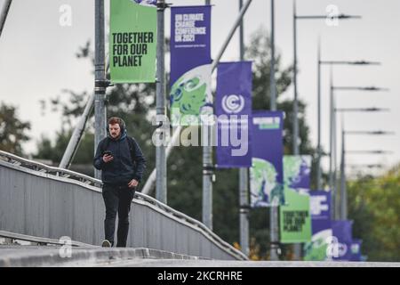 Ein Fußgänger überquert die Clyde Arc Bridge mit Blick auf den Scottish Event Campus am 1. September 2021 in Glasgow, Schottland. Der Scottish Event Campus IST einer der Austragungsorte des bevorstehenden Klimagipfels COP 26, der vom 1. Bis 12.. November in Glasgow stattfinden wird. (Foto von Ewan Bootman/NurPhoto) Stockfoto