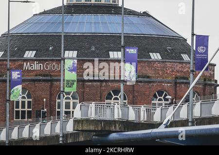 Ein Fußgänger überquert die Clyde Arc Bridge mit Blick auf den Scottish Event Campus am 1. September 2021 in Glasgow, Schottland. Der Scottish Event Campus IST einer der Austragungsorte des bevorstehenden Klimagipfels COP 26, der vom 1. Bis 12.. November in Glasgow stattfinden wird. (Foto von Ewan Bootman/NurPhoto) Stockfoto