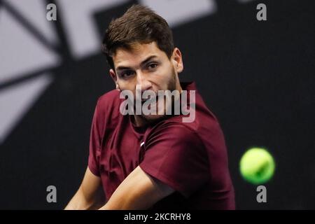 Yshai Oliel aus Israel gibt den Ball an John Millman aus Australien zurück, während der Männer-Einzel-Runde des Tennismatches 32 des ATP 250 St. Petersburg Open 2021 International Tennis Tournament in der Sibur Arena am 26. Oktober 2021 in Sankt Petersburg, Russland. (Foto von Mike Kireev/NurPhoto) Stockfoto