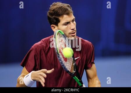 Yshai Oliel aus Israel gibt den Ball an John Millman aus Australien zurück, während der Männer-Einzel-Runde des Tennismatches 32 des ATP 250 St. Petersburg Open 2021 International Tennis Tournament in der Sibur Arena am 26. Oktober 2021 in Sankt Petersburg, Russland. (Foto von Mike Kireev/NurPhoto) Stockfoto