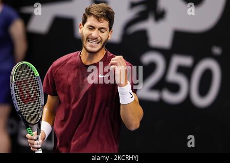 Yshai Oliel aus Israel reagiert während des Tennisturniers der Männer Runde 32 des ATP 250 St. Petersburg Open 2021 International Tennis Tournament gegen John Millman aus Australien in der Sibur Arena am 26. Oktober 2021 in Sankt Petersburg, Russland. (Foto von Mike Kireev/NurPhoto) Stockfoto