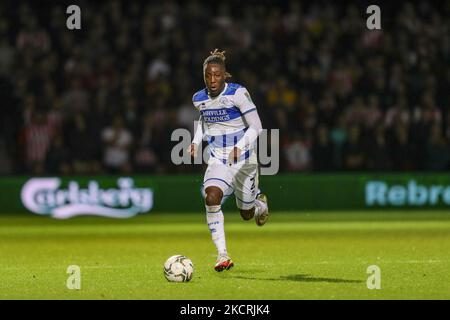 QPR Osman Kakay auf dem Ball während des Carabao Cup-Spiels zwischen Queens Park Rangers und Sunderland im Kiyan Prince Foundation Stadium., London am Dienstag, 26.. Oktober 2021. (Foto von Ian Randall/MI News/NurPhoto) Stockfoto