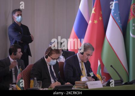 Pakistans Außenminister Shah Mehmood Qureshi (R) nimmt am 27. Oktober 2021 am zweiten Treffen der Außenminister Afghanistans Nachbarländer in Teheran Teil. (Foto von Morteza Nikoubazl/NurPhoto) Stockfoto