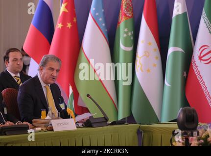 Der pakistanische Außenminister Shah Mehmood Qureshi (2. l) spricht während der Teilnahme am zweiten Treffen der Außenminister Afghanistans Nachbarländer in Teheran am 27. Oktober 2021. (Foto von Morteza Nikoubazl/NurPhoto) Stockfoto