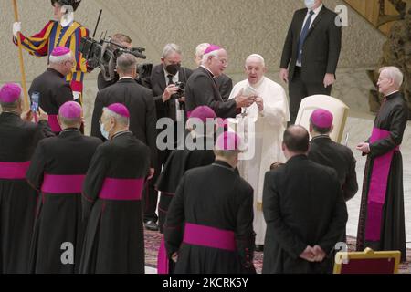 Papst Franziskus begrüßt die Bischöfe während der wöchentlichen Generalaudienz am Mittwoch, den 27. Oktober 2021 im Vatikan. (Foto von Massimo Valicchia/NurPhoto) Stockfoto