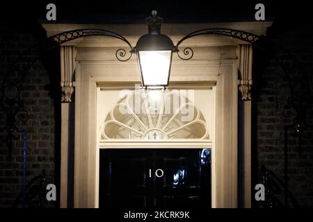 Die Tür der Downing Street 10 wird vor Sonnenaufgang in London, England, am 27. Oktober 2021 gesehen. Der britische Schatzkanzler Rishi Sunak stellt heute den Abgeordneten im Unterhaus seinen Haushalt für das Jahr vor. (Foto von David Cliff/NurPhoto) Stockfoto