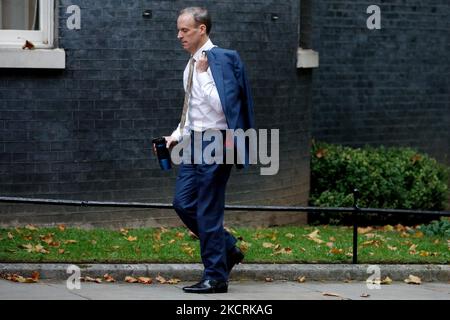 Der stellvertretende Premierminister, Lordkanzler und Justizminister Dominic Raab, Abgeordneter der Konservativen Partei für Esher und Walton, kommt am 27. Oktober 2021 zu einer Kabinettssitzung in der Downing Street 10 in London, England, an. Der britische Schatzkanzler Rishi Sunak stellt heute den Abgeordneten im Unterhaus seinen Haushalt für das Jahr vor. (Foto von David Cliff/NurPhoto) Stockfoto