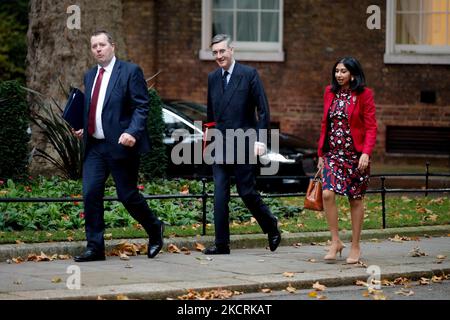 Mark Spencer (L), parlamentarischer Finanzminister (Chief Whip), Abgeordneter der Konservativen Partei für Sherwood, Lord President of the Council und Vorsitzender des Unterhauses Jacob Rees-Mogg (C), Abgeordneter der Konservativen Partei für North East Somerset, Und die für Fareham Abgeordnete der Konservativen Partei, Generalanwältin Suella Braverman (R), trifft sich am 27. Oktober 2021 in der Downing Street 10 in London, England, zu einer Kabinettssitzung. Der britische Schatzkanzler Rishi Sunak stellt heute den Abgeordneten im Unterhaus seinen Haushalt für das Jahr vor. (Foto von David Cliff/NurPhoto) Stockfoto