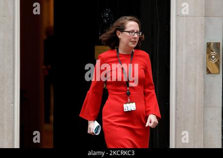 Die Leiterin des Oberhauses Natalie Evans, Baroness Evans von Bowes Park, verlässt am 27. Oktober 2021 eine Kabinettssitzung in der Downing Street 10 in London, England. Der britische Schatzkanzler Rishi Sunak stellt heute den Abgeordneten im Unterhaus seinen Haushalt für das Jahr vor. (Foto von David Cliff/NurPhoto) Stockfoto