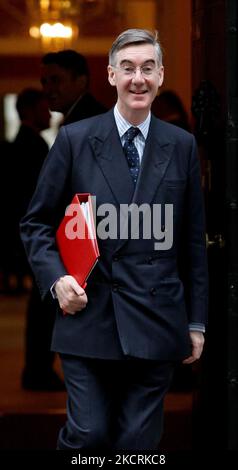 Lord President of the Council und Vorsitzender des Unterhauses Jacob Rees-Mogg, Abgeordneter der Konservativen Partei für Nordost-Somerset, verlässt am 27. Oktober 2021 eine Kabinettssitzung in der Downing Street 10 in London, England. Der britische Schatzkanzler Rishi Sunak stellt heute den Abgeordneten im Unterhaus seinen Haushalt für das Jahr vor. (Foto von David Cliff/NurPhoto) Stockfoto