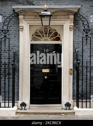 Die Tür der Downing Street 10 ist am 27. Oktober 2021 in London, England, zu sehen. Der britische Schatzkanzler Rishi Sunak stellt heute den Abgeordneten im Unterhaus seinen Haushalt für das Jahr vor. (Foto von David Cliff/NurPhoto) Stockfoto