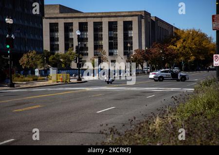 Behörden reagieren auf Meldungen eines verdächtigen Pakets am 27. Oktober 2021 beim Gesundheitsministerium in der Nähe des US-Kapitols in Washington, D.C. (Foto: Bryan Olin Dozier/NurPhoto) Stockfoto