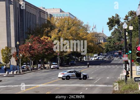 Behörden reagieren auf Meldungen eines verdächtigen Pakets am 27. Oktober 2021 beim Gesundheitsministerium in der Nähe des US-Kapitols in Washington, D.C. (Foto: Bryan Olin Dozier/NurPhoto) Stockfoto