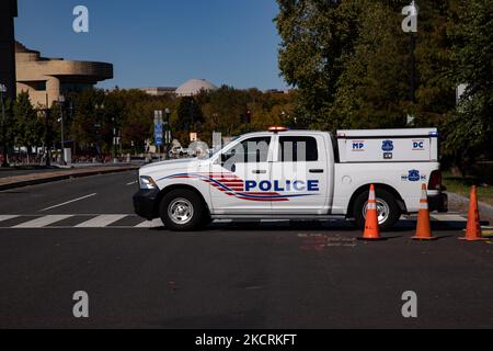 Behörden reagieren auf Meldungen eines verdächtigen Pakets am 27. Oktober 2021 beim Gesundheitsministerium in der Nähe des US-Kapitols in Washington, D.C. (Foto: Bryan Olin Dozier/NurPhoto) Stockfoto