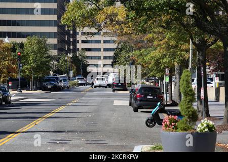 Behörden reagieren auf Meldungen eines verdächtigen Pakets am 27. Oktober 2021 beim Gesundheitsministerium in der Nähe des US-Kapitols in Washington, D.C. (Foto: Bryan Olin Dozier/NurPhoto) Stockfoto