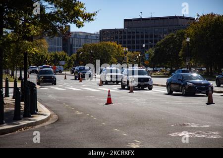 Behörden reagieren auf Meldungen eines verdächtigen Pakets am 27. Oktober 2021 beim Gesundheitsministerium in der Nähe des US-Kapitols in Washington, D.C. (Foto: Bryan Olin Dozier/NurPhoto) Stockfoto