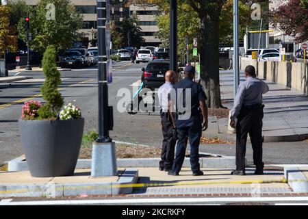 Behörden reagieren auf Meldungen eines verdächtigen Pakets am 27. Oktober 2021 beim Gesundheitsministerium in der Nähe des US-Kapitols in Washington, D.C. (Foto: Bryan Olin Dozier/NurPhoto) Stockfoto