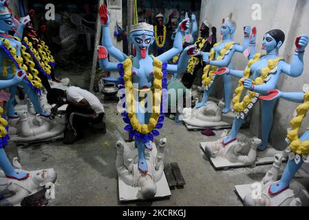 Der indische Künstler bereitet die Kali-Göttin in einem Workshop für das bevorstehende Kali-Puja-Festival in Kalkata, Indien, am 27. Oktober 2021 vor. (Foto von Indranil Aditya/NurPhoto) Stockfoto