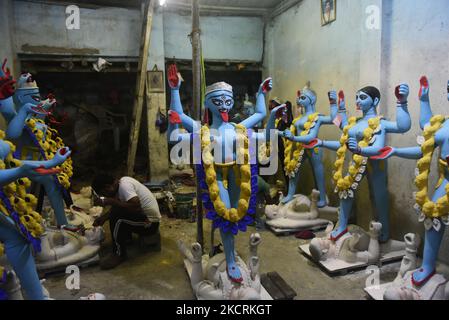 Der indische Künstler bereitet die Kali-Göttin in einem Workshop für das bevorstehende Kali-Puja-Festival in Kalkata, Indien, am 27. Oktober 2021 vor. (Foto von Indranil Aditya/NurPhoto) Stockfoto