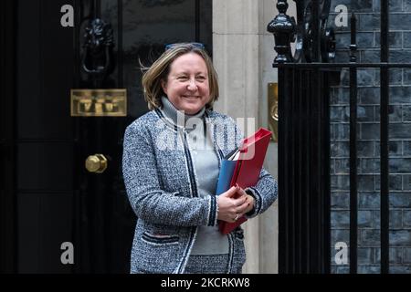 LONDON, GROSSBRITANNIEN – 27. OKTOBER 2021: Anne-Marie Trevelyan, Staatssekretärin für internationalen Handel und Präsidentin des Handelsrats, britische Meisterin für Anpassung und Resilienz für die Präsidentschaft COP26 verlässt die Downing Street im Zentrum Londons, nachdem sie an der wöchentlichen Kabinettssitzung am 27. Oktober 2021 in London, England, teilgenommen hatte. Heute wird Bundeskanzler Rishi Sunak seine Herbstbudget- und Ausgabenüberprüfung im Unterhaus bekannt geben. (Foto von Wiktor Szymanowicz/NurPhoto) Stockfoto