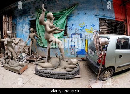Der indische Künstler bereitet die Kali-Göttin in einem Workshop für das bevorstehende Kali-Puja-Festival in Kalkata, Indien, am 27. Oktober 2021 vor. (Foto von Indranil Aditya/NurPhoto) Stockfoto