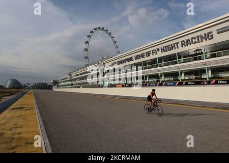 Eine allgemeine Ansicht einer temporären Betteneinrichtung für COVID-19-Patienten im F1 Pit Building am 28. Oktober 2021 in Singapur. Das Gesundheitsministerium von Singapur sagte, dass es innerhalb eines relativ kurzen Zeitfensters nach einem ‘ungewöhnlichen Anstieg“ in den Fällen Ausschau halten wird, nachdem es ein Rekordhoch von 5.324 neuen COVID-19-Fällen gemeldet hat, die meisten seit Beginn der Pandemie. (Foto von Suhaimi Abdullah/NurPhoto) Stockfoto