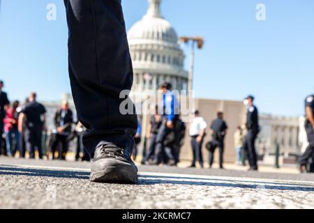 Ein Polizeibeamter des US-Kapitols schiebt die Menge zurück, während seine Kollegen während einer zivilen Ungehorsamsaktion Aktivisten für die Rechte von Einwanderern verhaften. Demonstranten fordern einen Weg zu Bürgerschaft, Kinderbetreuungsbeihilfen, grünen Arbeitsplätzen, Medicare-Expansion und Infrastrukturplänen. (Foto von Allison Bailey/NurPhoto) Stockfoto