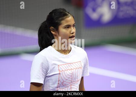 Porträt von Emma Raducanu in Aktion - Training für die Tour mit Gabriela Ruse am zweiten Tag der WTA 250 Transylvania Open Tour in der BT Arena, Cluj-Napoca 24. Oktober 2021 (Foto von Flaviu Buboi/NurPhoto) Stockfoto