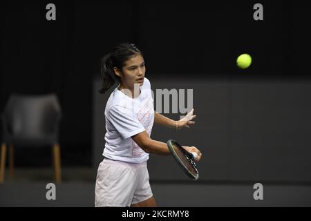 Porträt von Emma Raducanu in Aktion - Servieren des Balls während ihres ersten Trainings für die Tour mit Gabriela Ruse am zweiten Tag der WTA 250 Transylvania Open Tour in der BT Arena, Cluj-Napoca 24. Oktober 2021 (Foto: Flaviu Buboi/NurPhoto) Stockfoto