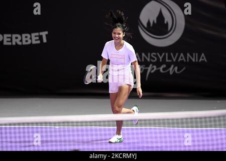 Porträt von Emma Raducanu in Aktion - Empfang des Balls während ihres ersten Trainings für die Tour mit Gabriela Ruse am zweiten Tag der WTA 250 Transylvania Open Tour in der BT Arena, Cluj-Napoca 24. Oktober 2021 (Foto: Flaviu Buboi/NurPhoto) Stockfoto